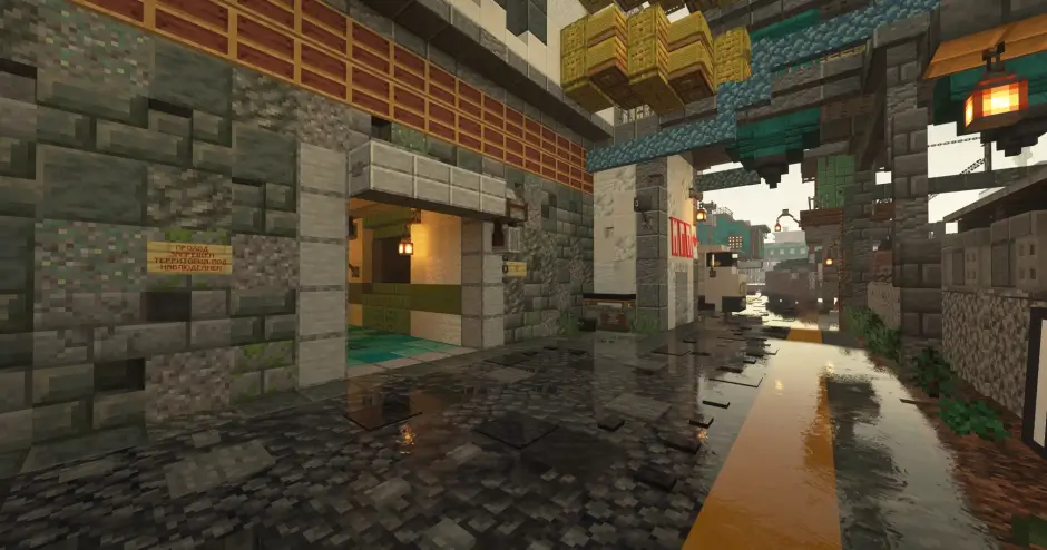 Улица после дождя и вход в здание