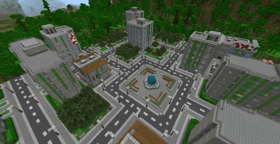 Городская площадь с фонтаном среди домов