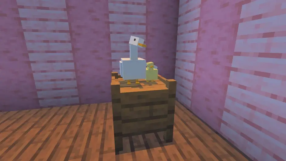 Гусь и желтый утенок на деревянном блоке