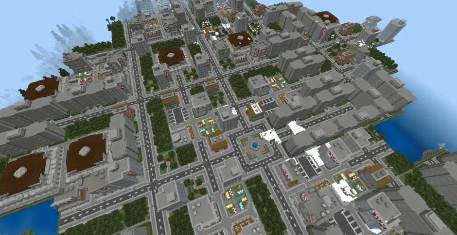 Большой город на равнине днем