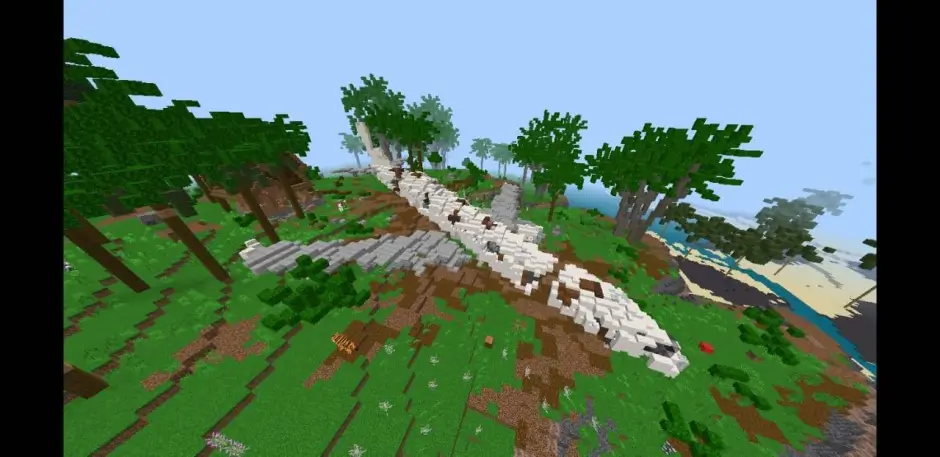 Большой белый разрушенный самолет среди деревьев