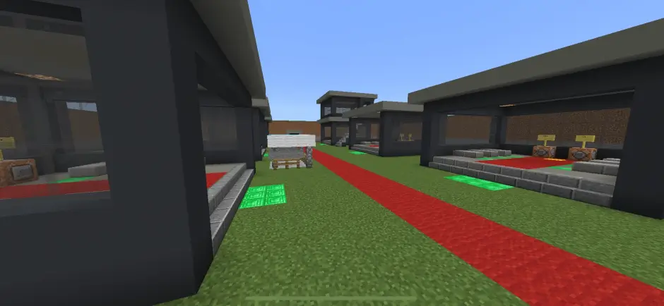 Красная дорожка возле комнат