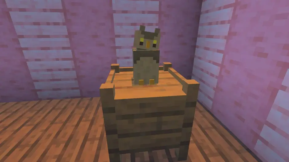 Плюшевая сова с желтыми глазами в комнате