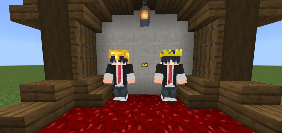 Два игрока в золотой короне и шлеме