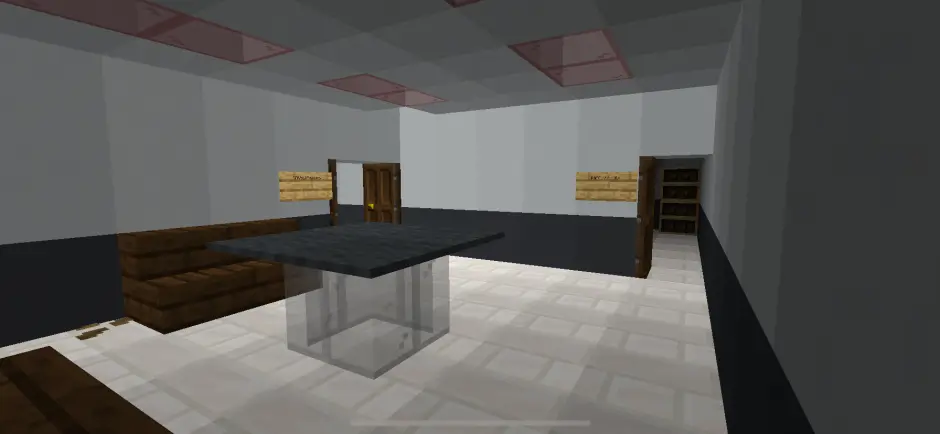 Стол в комнате