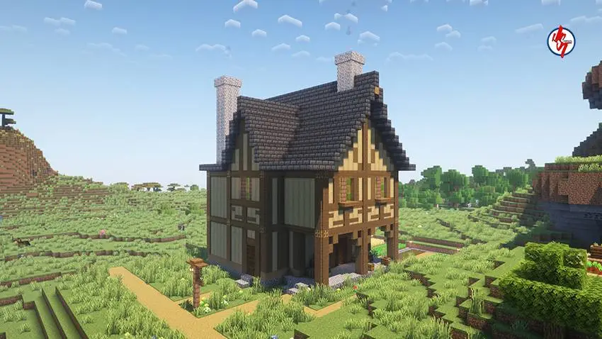 Высокий средневековый дом с темной крышей