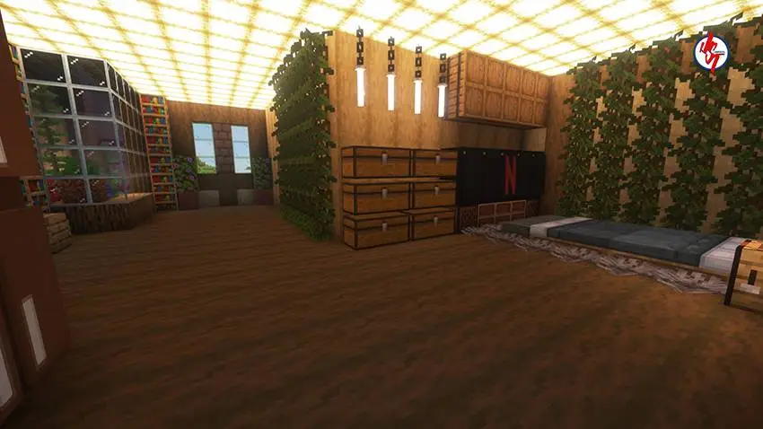 Большая спальня с множеством ламп и сундуков