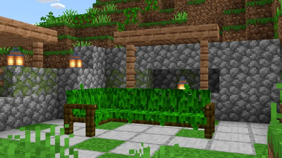 Скамейка из яркой листвы со дворе