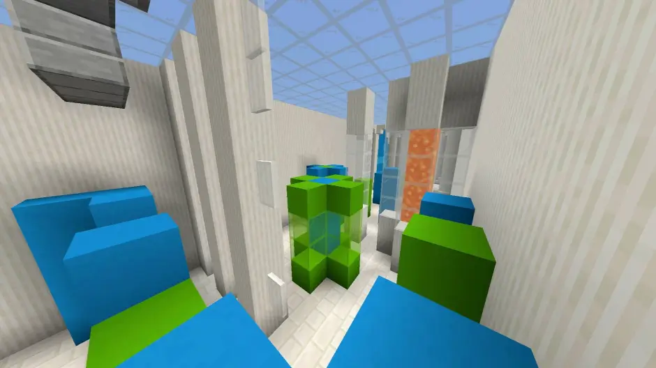 Светлая комната с множеством зеленых и синих блоков