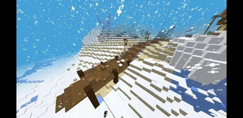 Наснеженная деревянная тропинка среди снега и льда