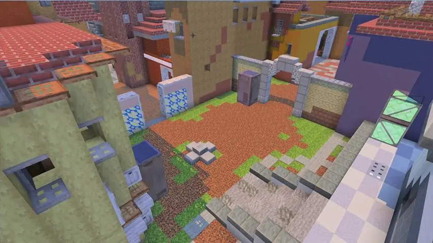 Небольшой дворик посреди разных домов