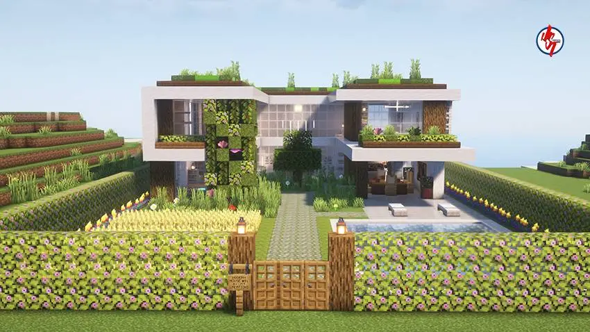 Светлый дом с огородом и большим количеством зелени