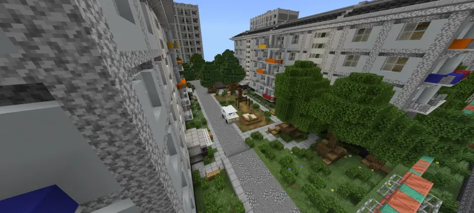 Машина возле дома