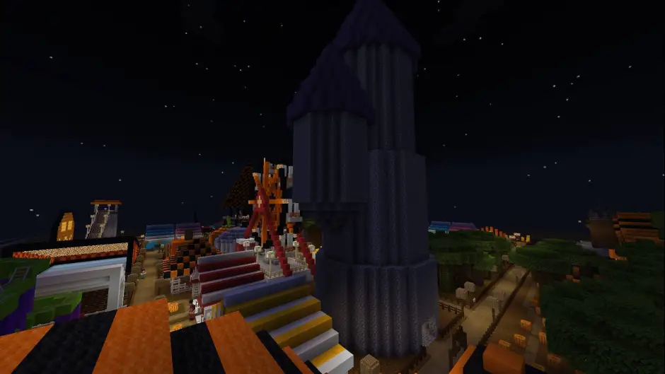 Аллея, палатки и колесо обозрения на ярмарке