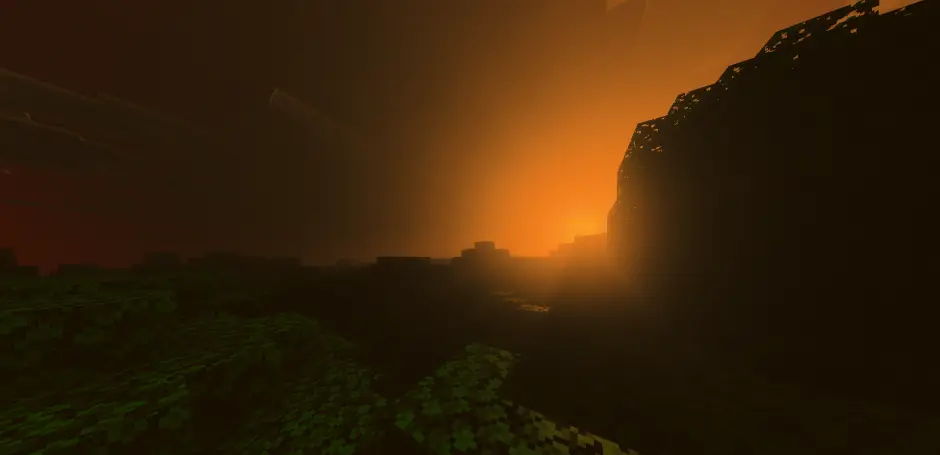 Яркие оранжевые лучи над темным лесом