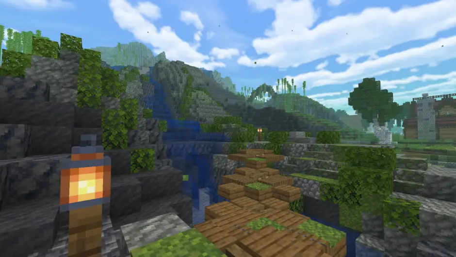 Множество каменных и деревянных тропинок на холме