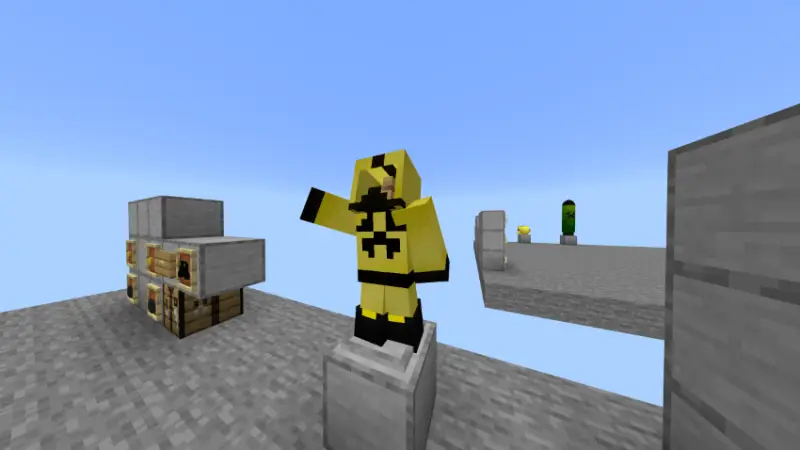 Защитный костюм на стойке для брони