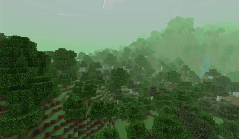 Зеленая дымка возле холма в лесу