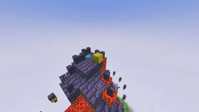 Пик горы с золотым блоком высоко над землей