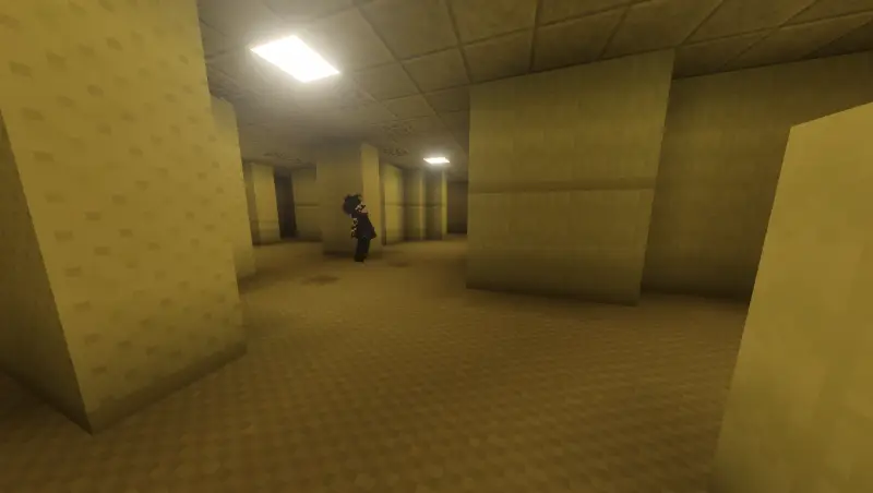 Большое желтоватое помещение с монстром вдали