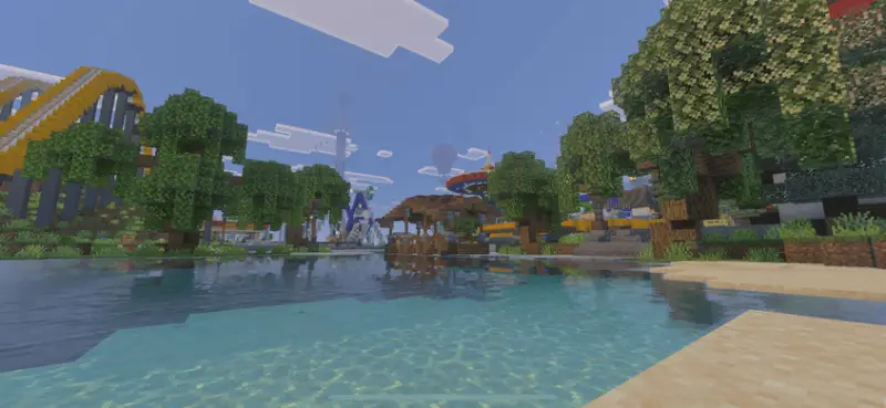 Река у парка развлечений днём