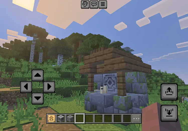 Небольшой алтарь со свечами