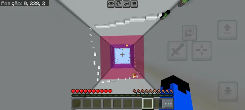 Белые стены башни вокруг игрока