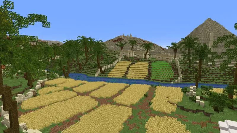 Сельские поля рядом с пирамидами