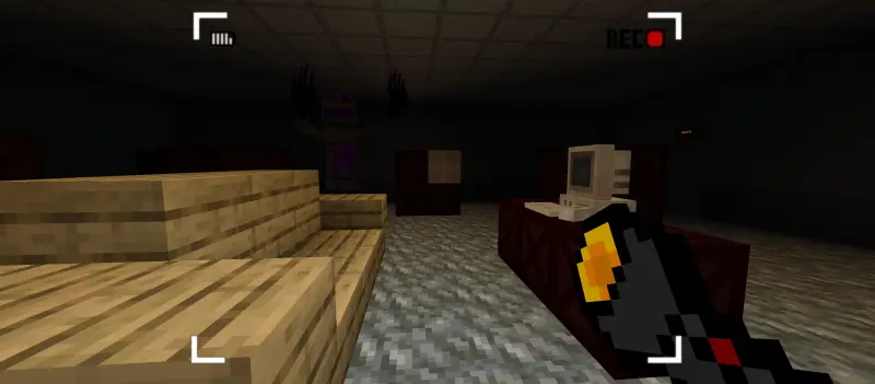 Игрок с фонариком освещает путь