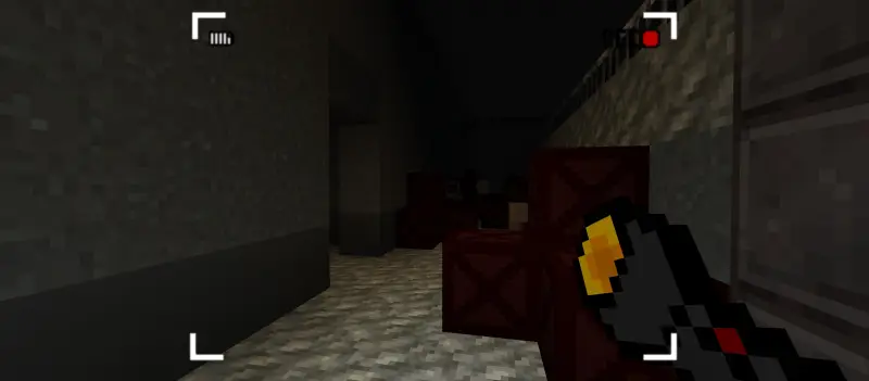 Игрок идет по темным коридорам