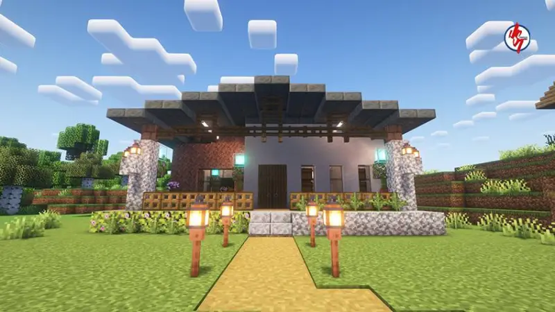 Небольшой дом с низкой крыжей на поляне