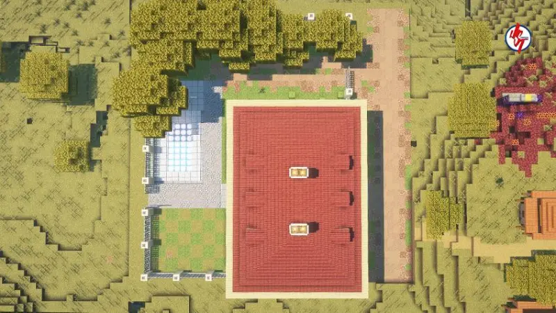 Вид с птичьего полета на дом с железным забором