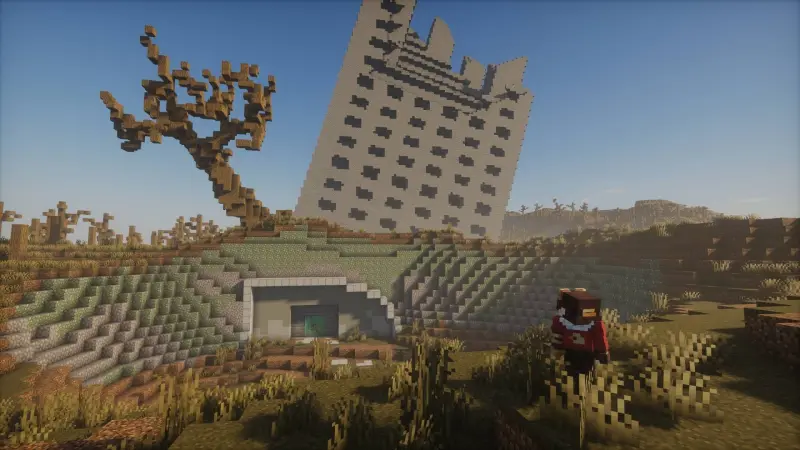 Наклоненный заброшенный дом на пустыре