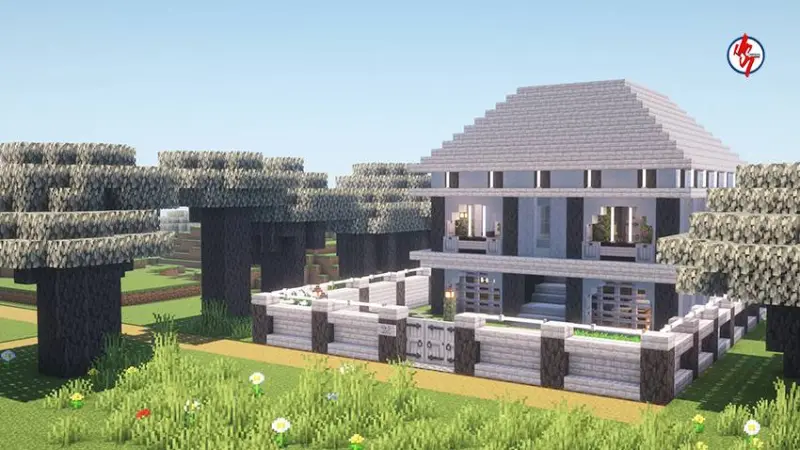 Большой двухэтажный дом из бледного дерева