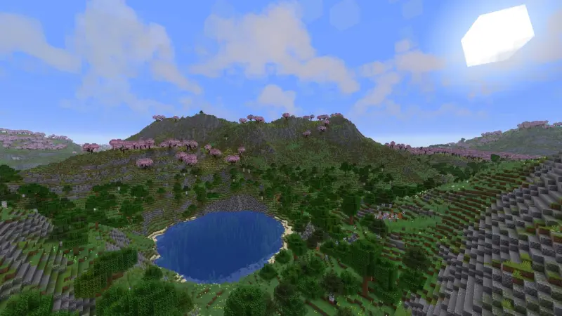 Большое озеро среди гор и лесов