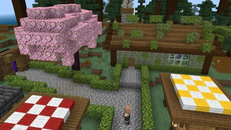 Территория возле дома с беседками