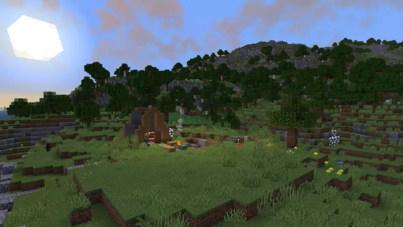 Небольшая палатка на поляне рядом с лесом