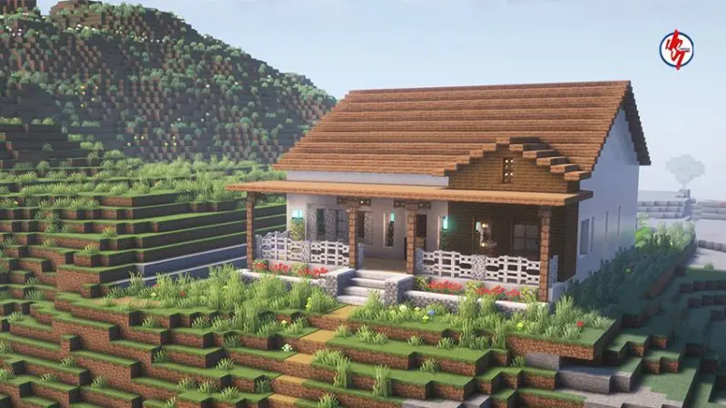 Светлый дом с деревянной крышей