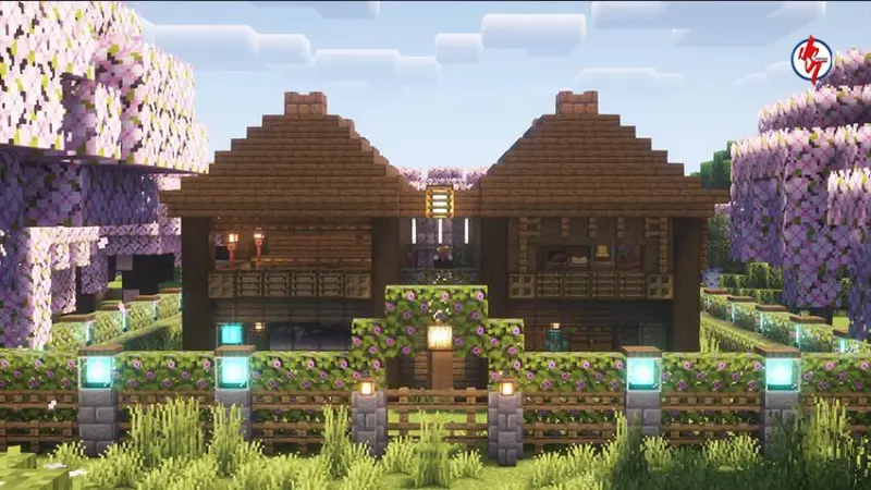 Деревянный дом с зеленым забором