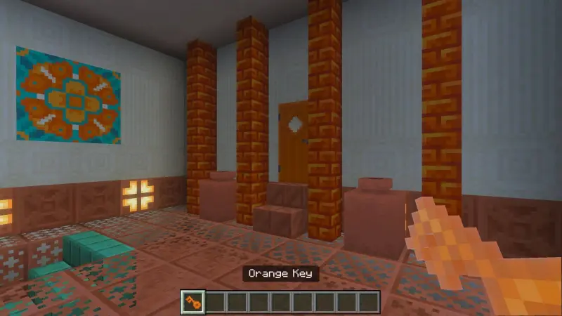 Акациевая дверь и ключ в руке