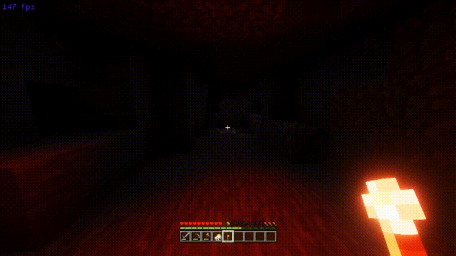 Игрок держит светящийся факел